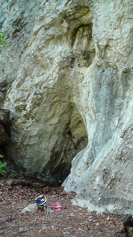 DSC00252.JPG - Hore vchod do jaskyne Studňa, pod ňou sa nachádza Jaskyňa pod Studňou