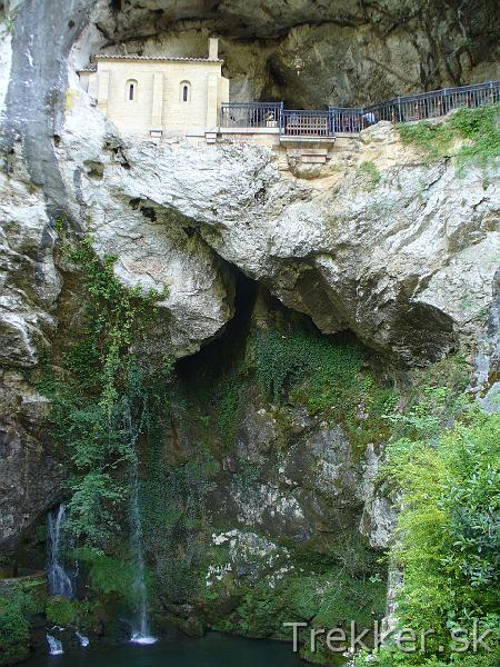P1120330.JPG - Santa Cueva - Svätá jaskyňa a jazierko s vodopádom pod skalným výklenkom