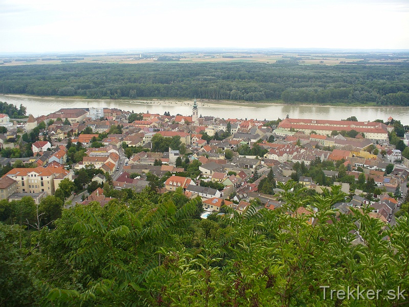 P1120411.JPG - Výhľad z hradu na Hainburg