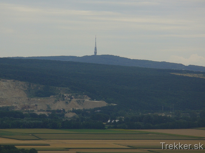 P1120418.JPG - Výhľad z hradu na Kamzík