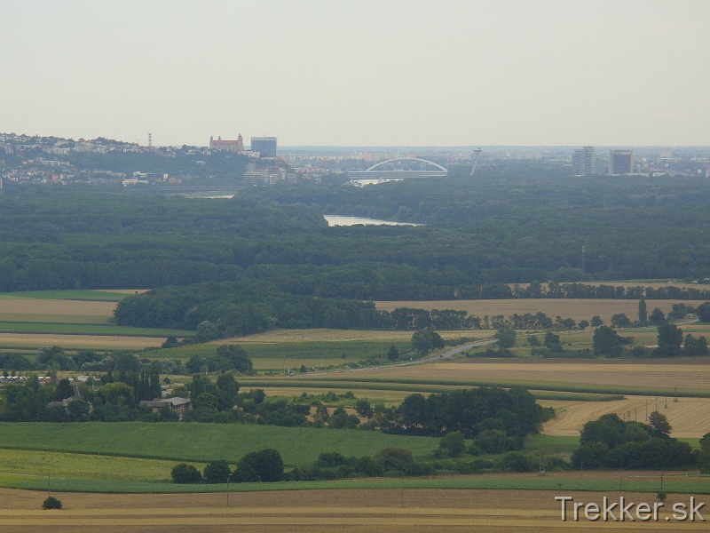 P1120422.JPG - Výhľad z hradu na Bratislavu