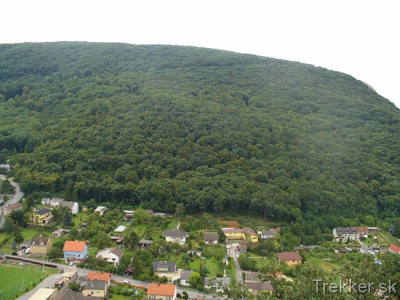 P1120425.JPG - Výhľad z hradu na Hundsheimer Berg